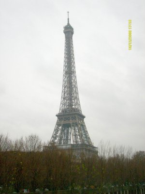 face à la Tour Eiffel